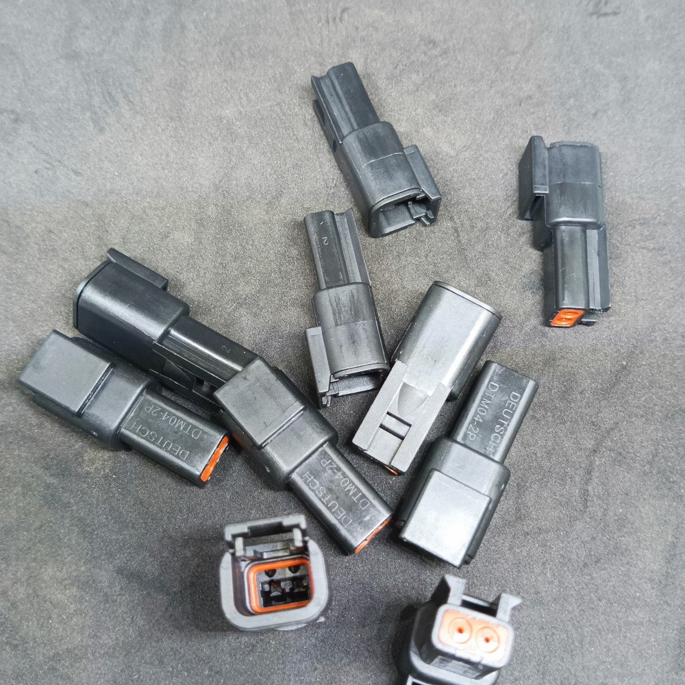 DTM04-2P Automotive Connectors